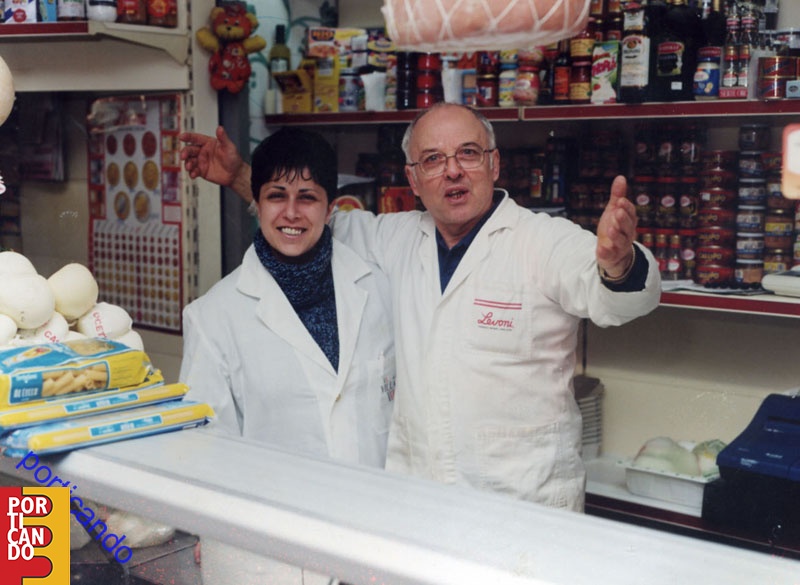 1991 Geppino Gigantino col la collaboratrice Antonietta nel primovia atenolfi negozio in