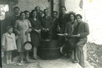 1947 La piccola Melania Di Mauro fra i dipendenti della Di MAuro in gita a San Liberatore