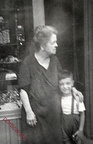 1957 circa La signora Principe con il nipote Gennaro Pellegrino davanti al negozio di coloniali sulla nazionale