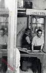 1948 circa Armando ed Elio Lamberti nella edicola