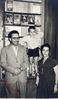 1953 Elio Lamberti Mimmo e Anna Pisapia davanti alla vetrina rondinella