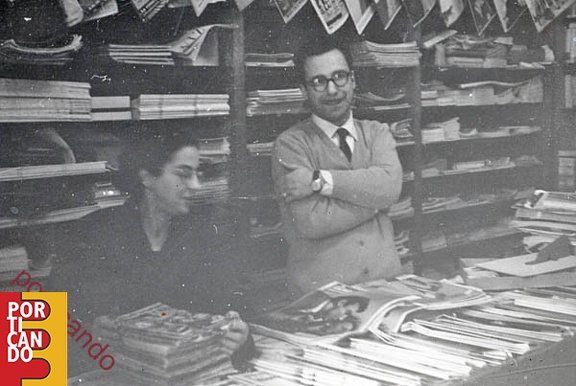 1954 circa Anna Pisapia ed Elio Lamberti in edicola