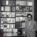 1953 Elio Davanti alla vetrina interna