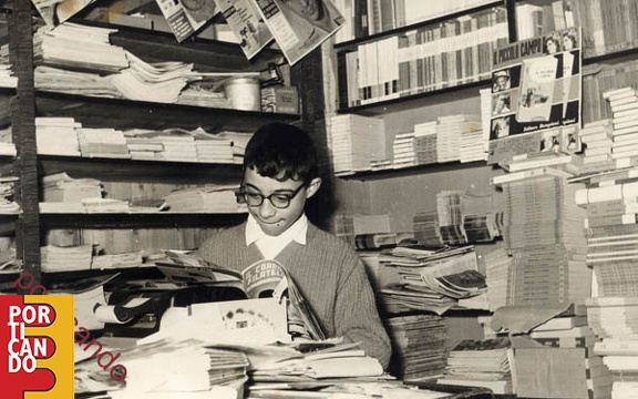 1955 circa Mimmo Lamberti legge il corriere filatelico