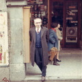 1969 Elio Lamberti davanti alla libreria rimodernata
