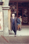 1969 Elio Lamberti davanti alla libreria rimodernata