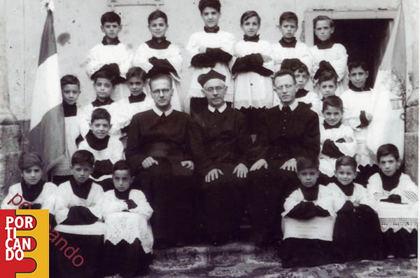 1949 padre D'Onghia padre Salsano Padre Iacovino e i chierichetti della parrocchia