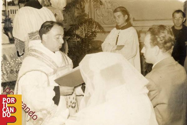 1954_padre_Giustino_Iovino_celebra_il_matrimonio_Liberti_Maiorino.jpg