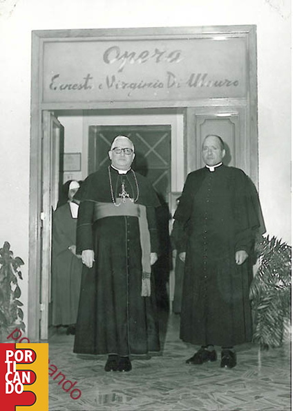 1965_circa_Il_canonico_Raffaele_Di_Mauro_con_il_vescovo_Vozzi.jpg