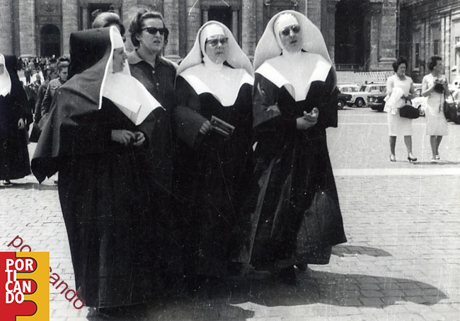 1966 Michelina De Leo con le suore di San Giovanni a Roma