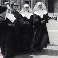 1966 Michelina De Leo con le suore di San Giovanni a Roma