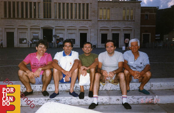 1996 Gruppo ciclisti con Alessandro Trezza  davanti alla Chiesa di P.Pio
