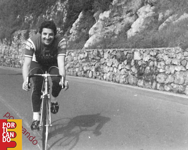 c09 Antonio Ugliano sulla salita per Ravello 1979