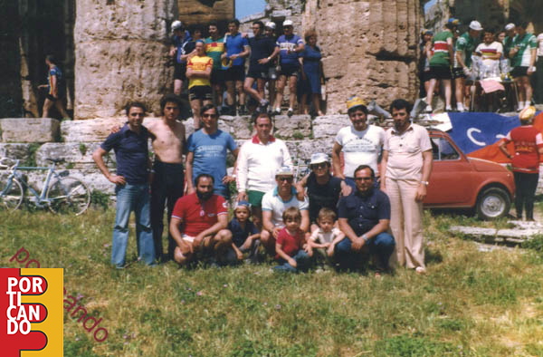 c26 Cava Salerno Paestum 1979 gruppo ai templi