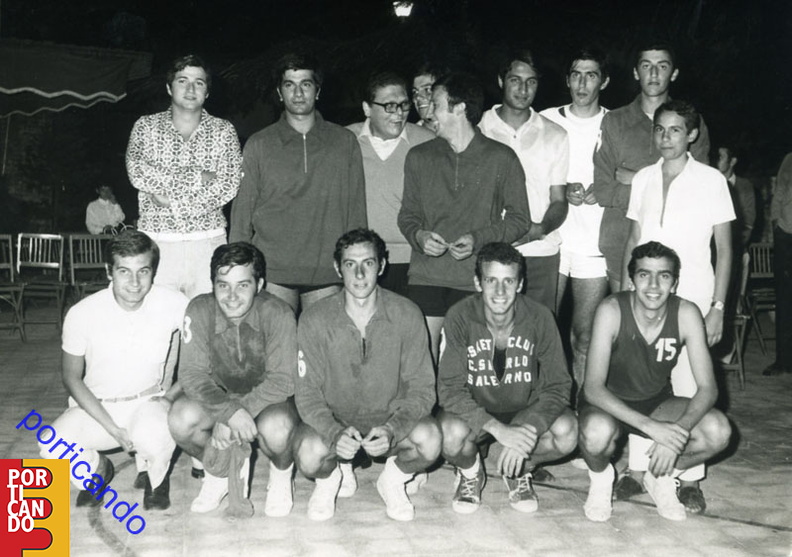 1969_circa_giocatori_di_basket_Lucio_Ferrara_Francesco_Ioele_ed_altri_con_Peppe_Romano.jpg