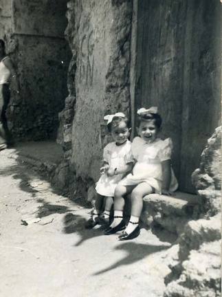 1957 circa Antonella D'Arco a dx con Gallo