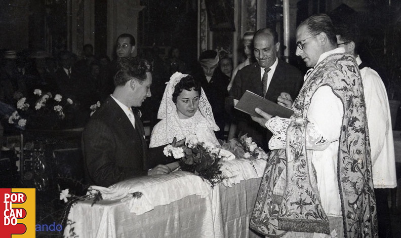 1957_Matrimonio_di_Pasquale_D'Antonio_e_Teresa_Criscuolo_con_padre_D'Onghia_avv_benedetto_Accarino_e_sullo_sfondo_Diego_Criscuolo.jpg