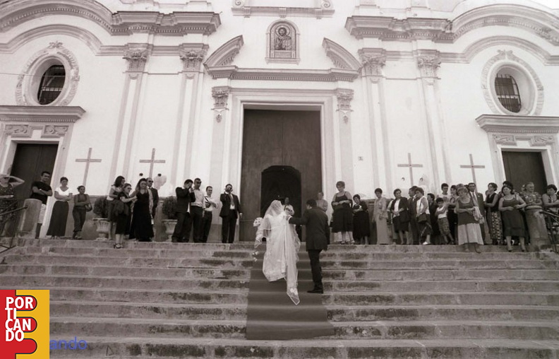 2003_Vincenza_Della_Monica_entra_in_chiesa_per_sposare_Vittorio_Ugliano.jpg