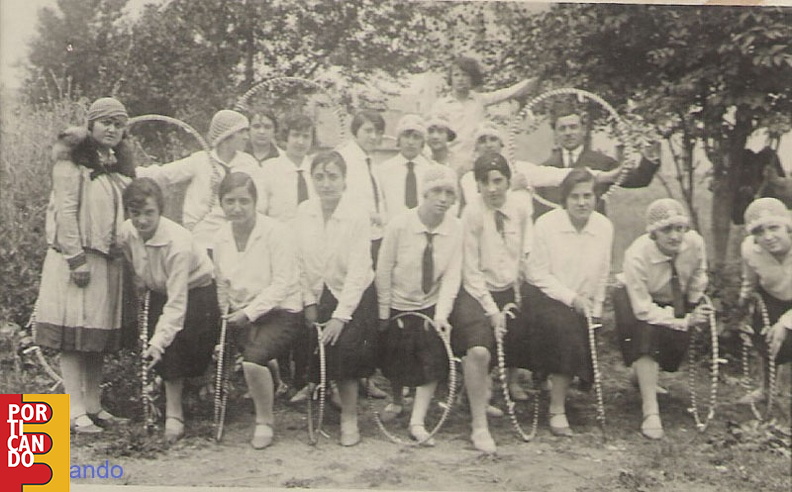 1900 circa  ginnastica ragazze cavesi villa comunale (foto di Gioavnni Carleo)