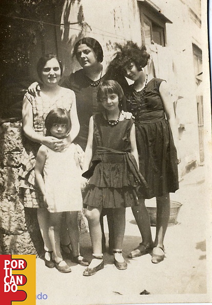 1930_30_luglio_dopo_terremoto_Pinella_Beatrice_Maria_Genoino__la_figlia_Rosetta_e_Maria.jpg
