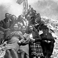 1932 circa Vincenza Melone con un gruppo di amici e parenti a Monte Castello