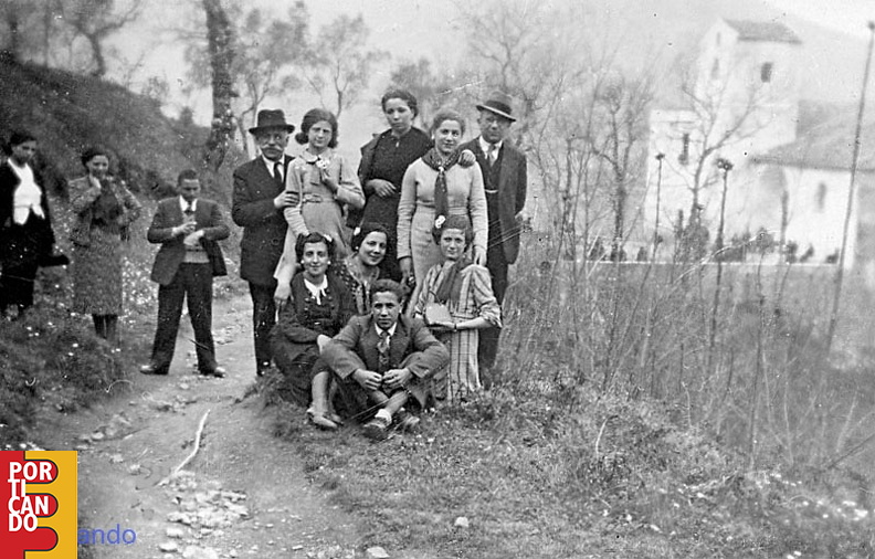 1938 circa Vincenza Melone tra amici e con  Di Marino a sx M .melone con il marito Antonio De Chiara Santa Maria al Tuono