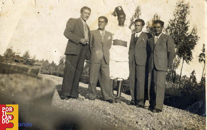 1939 Gerardo Lodato con i forestali ad Asmara