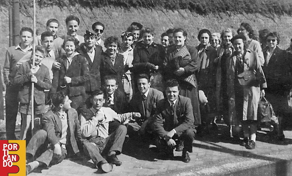1950 aprile   ragazzi di cava alla stazione con straniere (Nicola Guida )