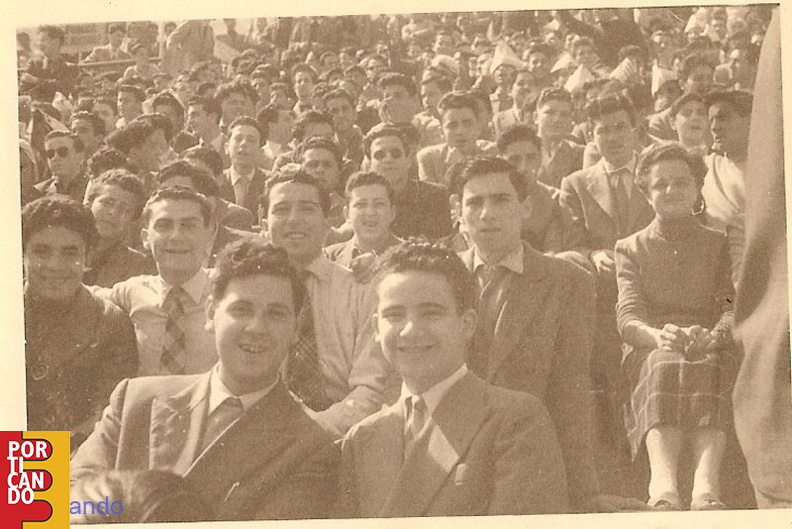1952 studenti del ragioneria allo stadio comunale di salerno per le gare scolastiche ( foto di leopoldo carmine )