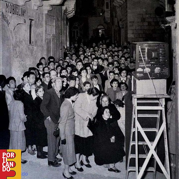 1954_circa_la_televisione_fenomeno_di_massa_(foto_di_Antonio_Avallone).jpg