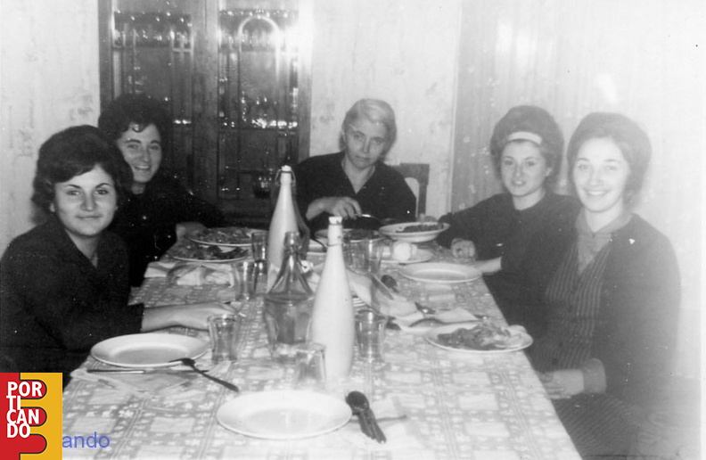 1961 dicembre Gelsomina Ugliano con Gabriella Della Monica le sorelle e la mamma