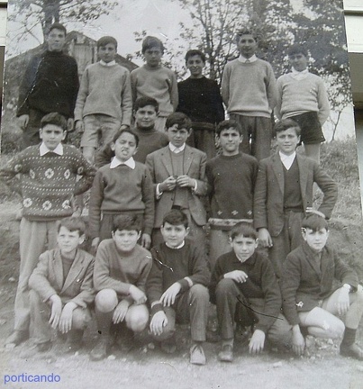 1965 il dottor Enzo spatuzzi ( 2 accosciato da sinistra ) alle scuole medie