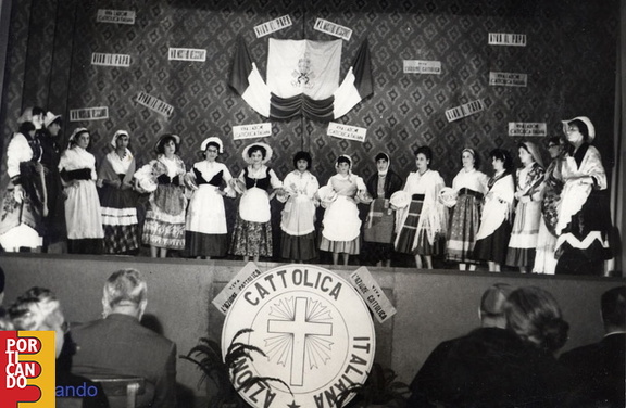 1970 manifestazione az cat al teatro scuole elementari