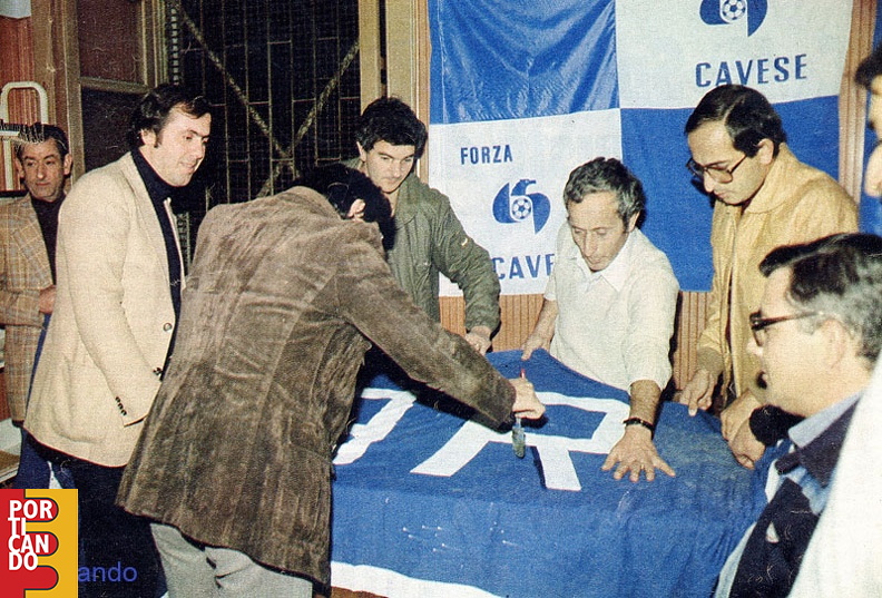 1981_Bruno_Magliano_ad_un_club_tifosi_cavesi.jpg