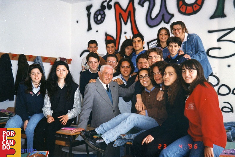 1985_circa_Alfonso_Santoriello_con_studenti_scuola_media.jpg