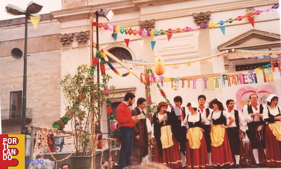1985 Carnevali gruppo Pianesi in piazza Duomo