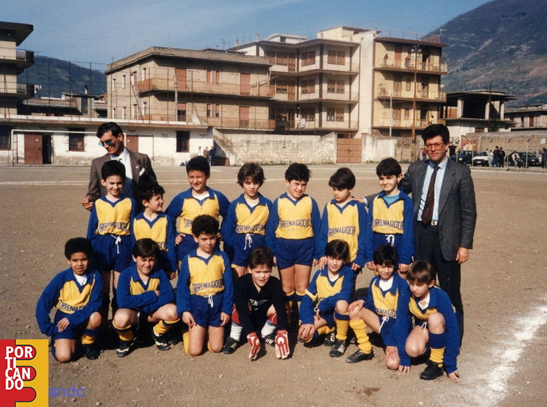 1987_Carlo_Sorrentino_e_i_suoi_baby_calciatori.jpg