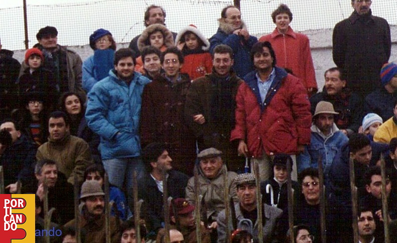 1990_circa_Nicola_Pisapia_con_gli_amici_allo_stadio.jpg