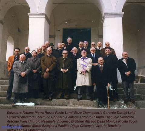 1998 Alessia gruppo di amici con padre Fedele Malandrino Landi Criscuolo Tamigi Russo Giannattasio Ferrazzi etc