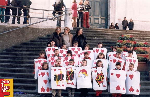 2006 alunni della scuola materna Don Bosco giocano a carte