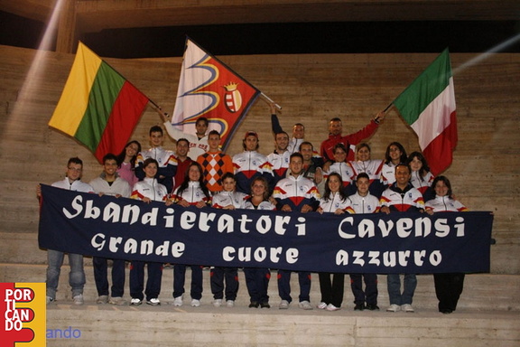 2007 30 Maggio Sbandieratori Cavensi in partenza per la Lituania