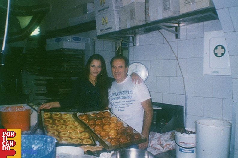 Antonio Lambiase nella sua pasticceria a Roma con  Anna Maria Senatore