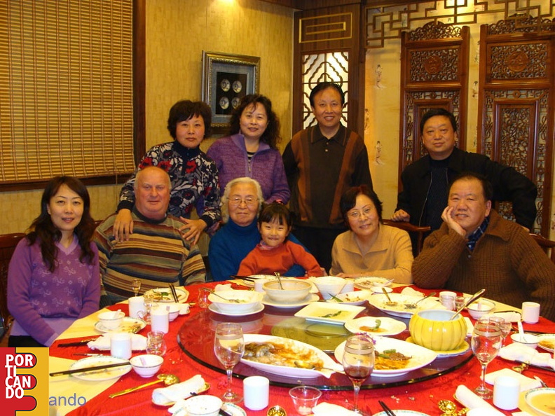 Enzo Nicoletta con la famiglia della moglie in Cina
