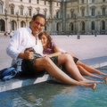 Ico Gasparri (a Milano dal 1990) con la figlia bianca al Louvre 2006