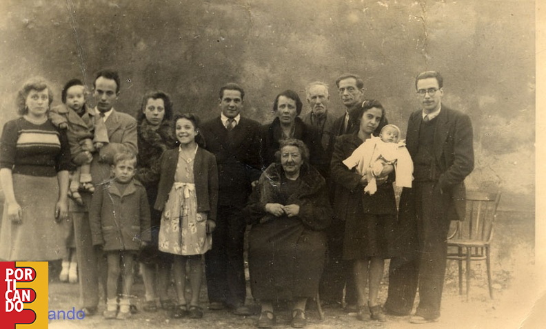 1947_famiglia_di_elio_Lamberti_(_ultimo_sulla_destra_).jpg