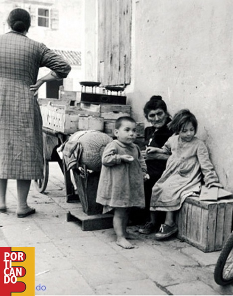 1949 Nonna Genoveffa Pagliara con le piccole Cecilia e Maria SantAnna
