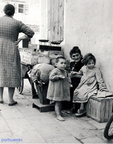 1949 Nonna Genoveffa Pagliara con le piccole Cecilia e Maria SantAnna