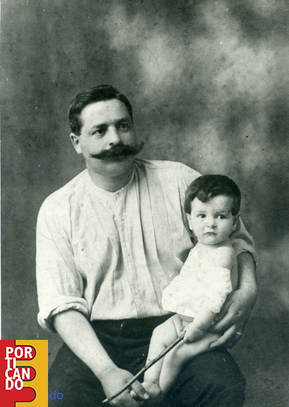 1908_circa_Emilio_Di_Mauro_(_nato_1878_)_con_il_figlio_Antonio.jpg
