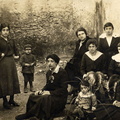 1928 le sorelle Lucia Teresa e Carmela Matonti con amiche