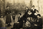 1928 le sorelle Lucia Teresa e Carmela Matonti con amiche